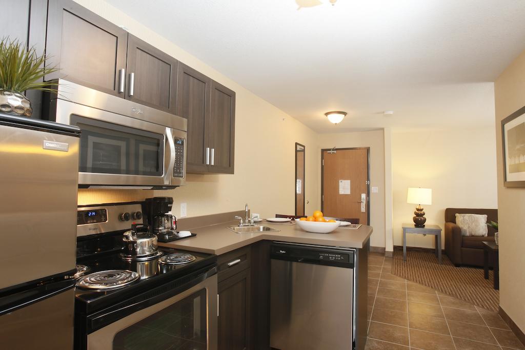 Pomeroy Inn & Suites At Olds College Δωμάτιο φωτογραφία